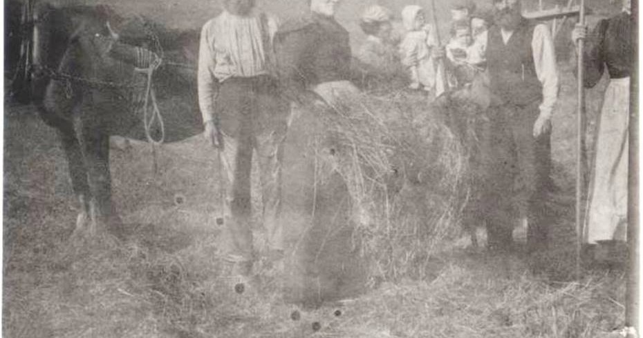 The community of Auchindrain in the past: Martin and Malcolm Munro, with children and grandchildren: 1905-1910.