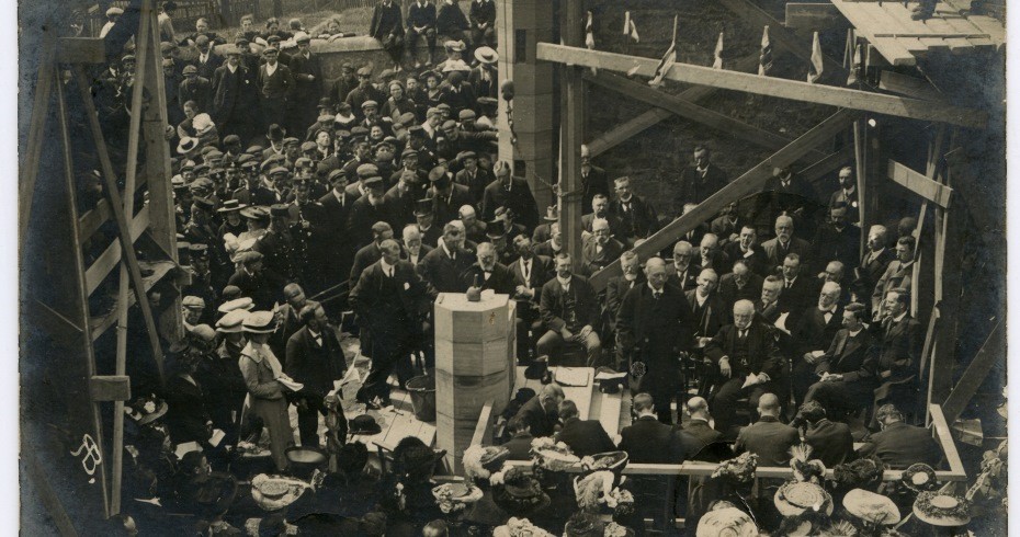 black and white photograph of bathgate in 1905. lots of people of all social classes with a very many hats being worn