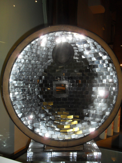 Parabolic Reflector with facetted mirror; designed by Thomas Smith image