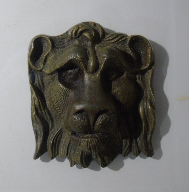 Lion head decoration for lantern astragal