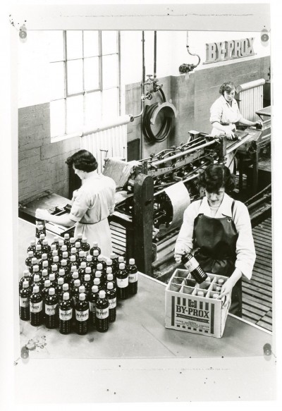 Women at Pumpherston detergent plant image