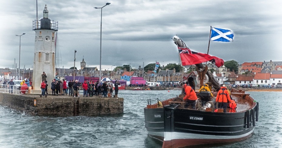 photograph of reaper coming in to anstruther harbour