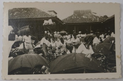Photograph of a crowd, possibly India image